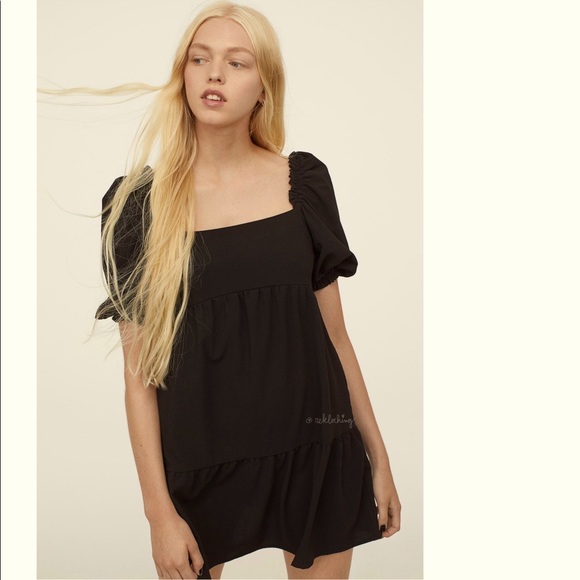 H&M Dresses & Skirts - H&M Black Seersucker Puff-sleeved Short Dress